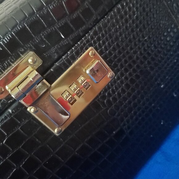 VTG Bentony embossed train case - Picture 9 of 16